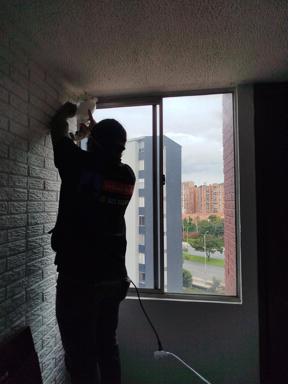 Nuestro técnico fijando el soporte al muro